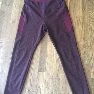 Vogo athletic leggings with side pockets.